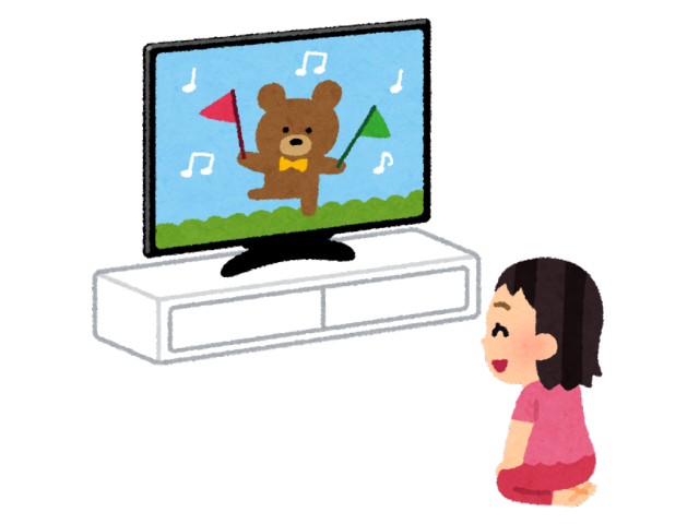 テレビで英語教材を見る子供