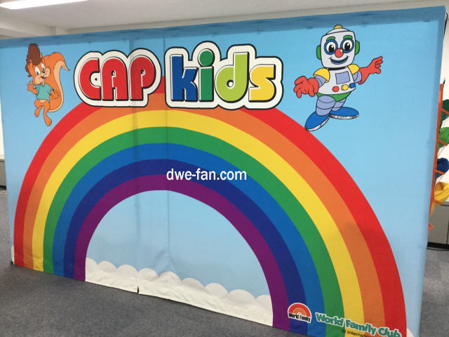 ワールドファミリー クラブイベント「CAP KIDS」の看板